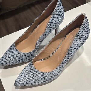 Chic Black Stiletto Heels with Sleek Design